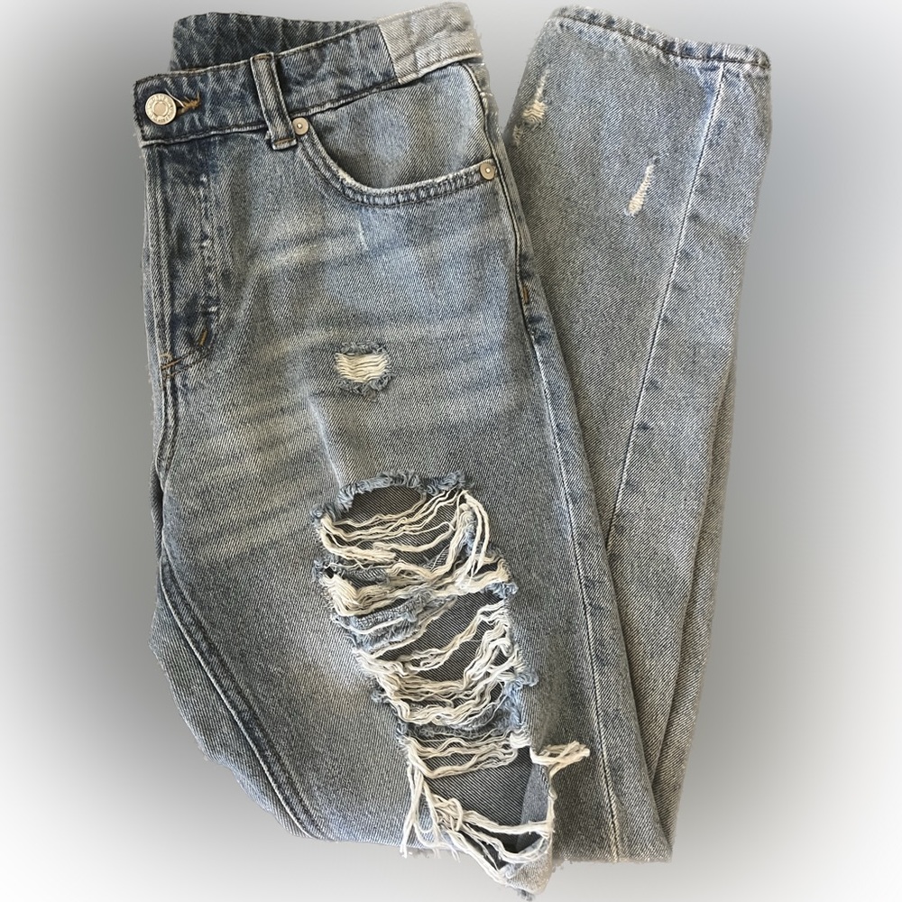 H&M Boyfriend light wash distressed denim
